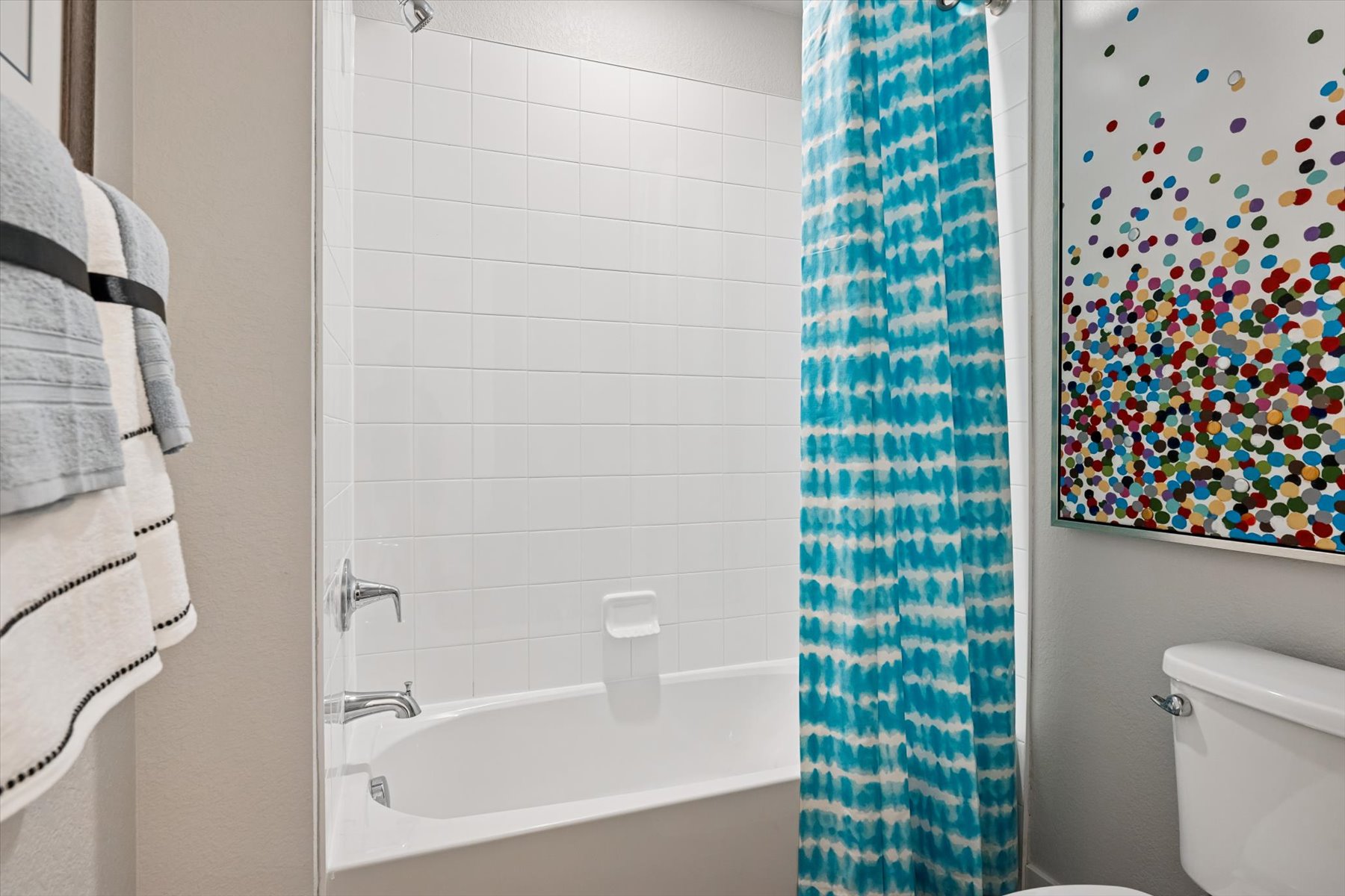 A bathroom with a shower curtain.