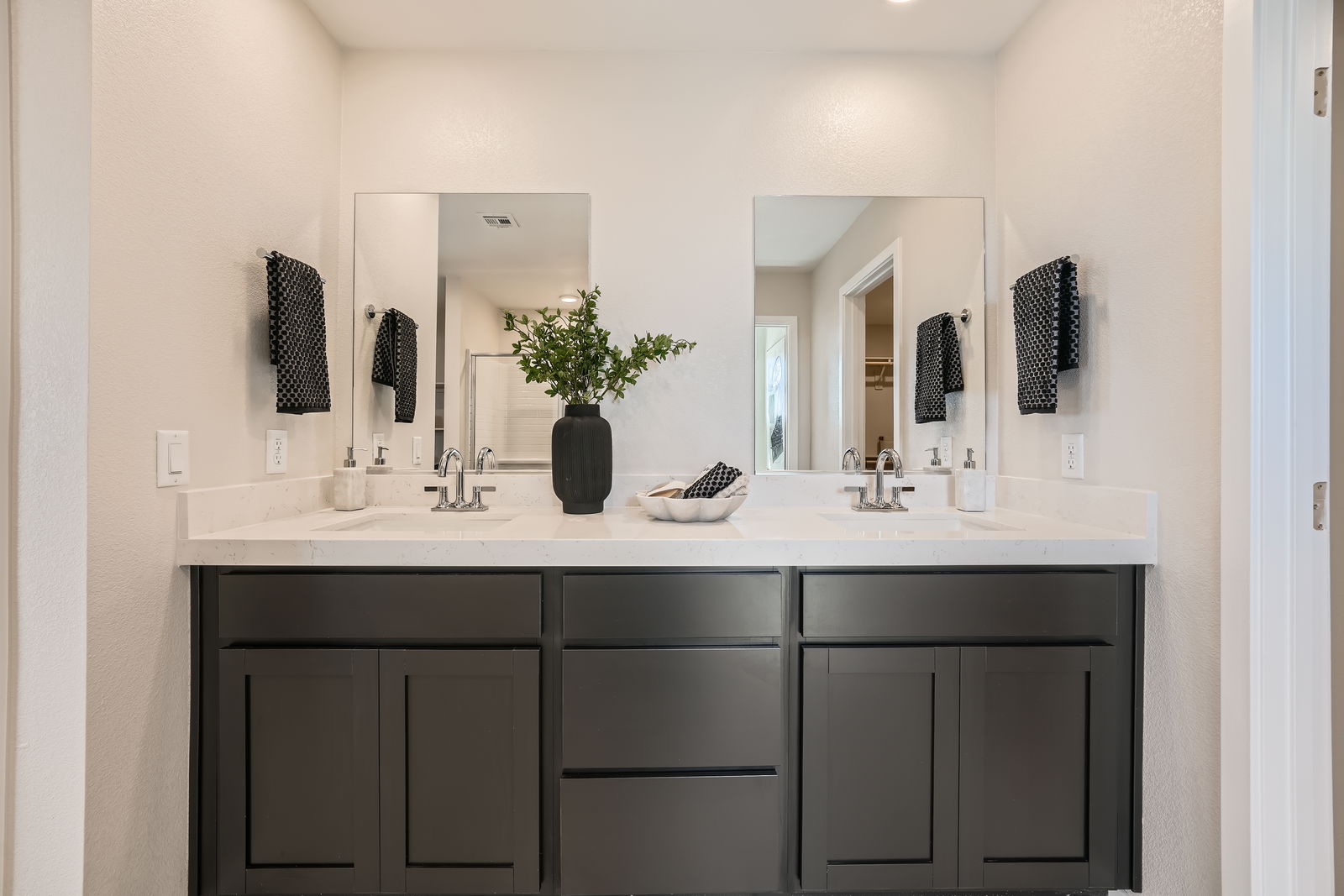 A bathroom with a sink and mirror.